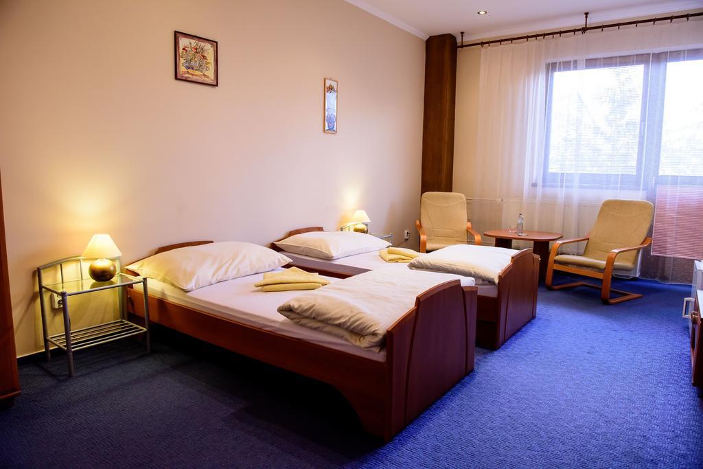 Hotel Slnecny Dvor Michalovce Bilik gambar