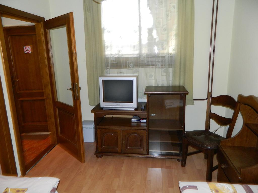 Hotel Slnecny Dvor Michalovce Bilik gambar