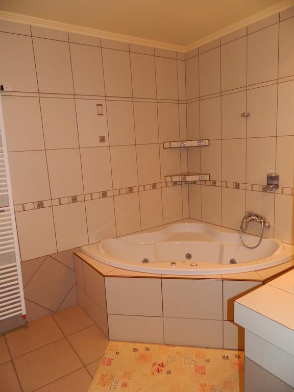 Hotel Slnecny Dvor Michalovce Bilik gambar