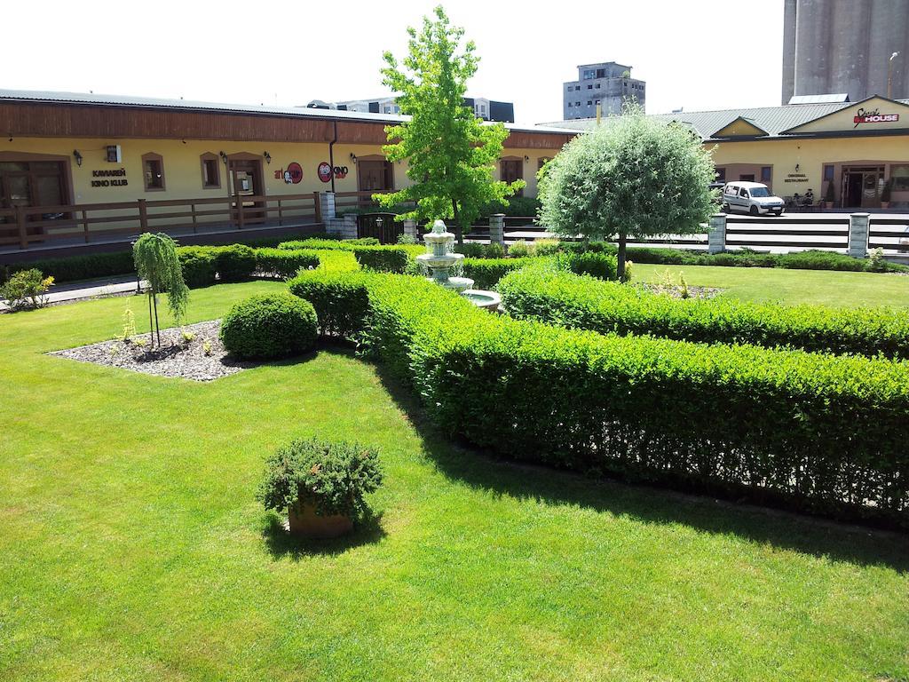 Hotel Slnecny Dvor Michalovce Luaran gambar