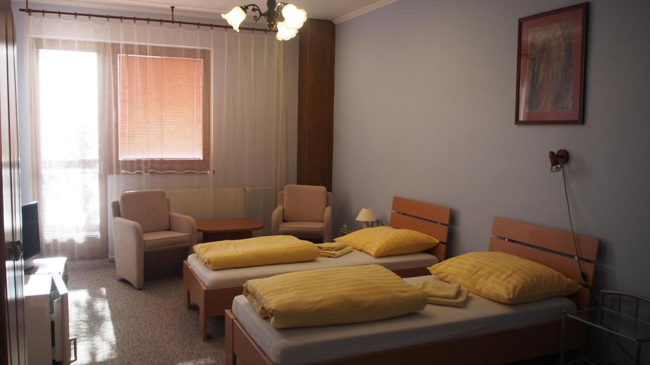 Hotel Slnecny Dvor Michalovce Luaran gambar