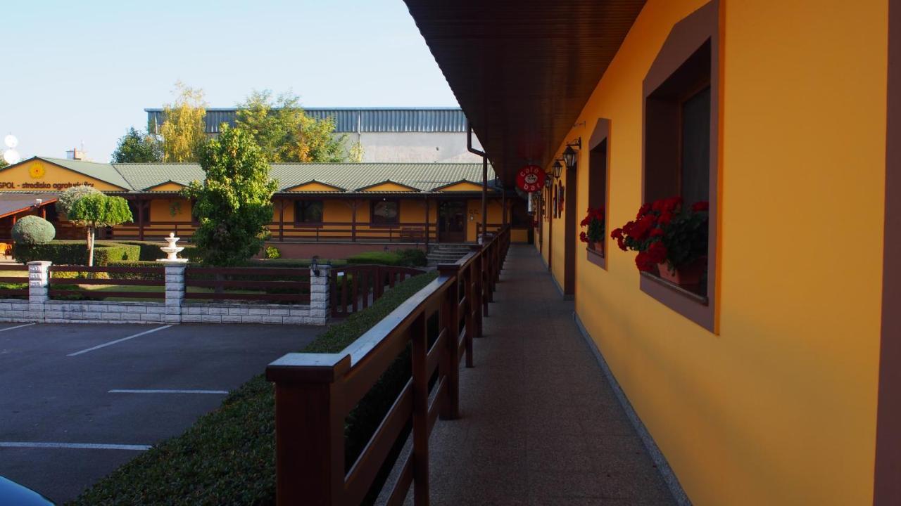 Hotel Slnecny Dvor Michalovce Luaran gambar