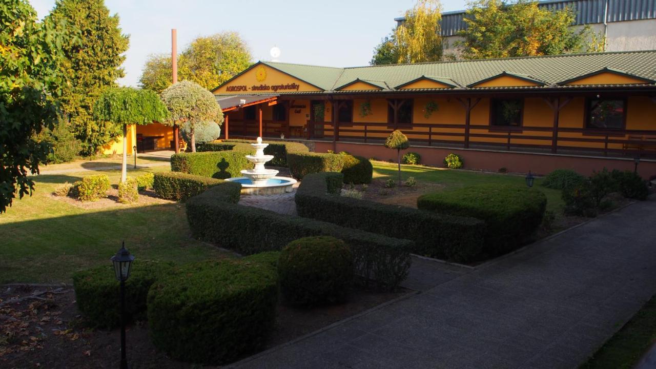 Hotel Slnecny Dvor Michalovce Luaran gambar