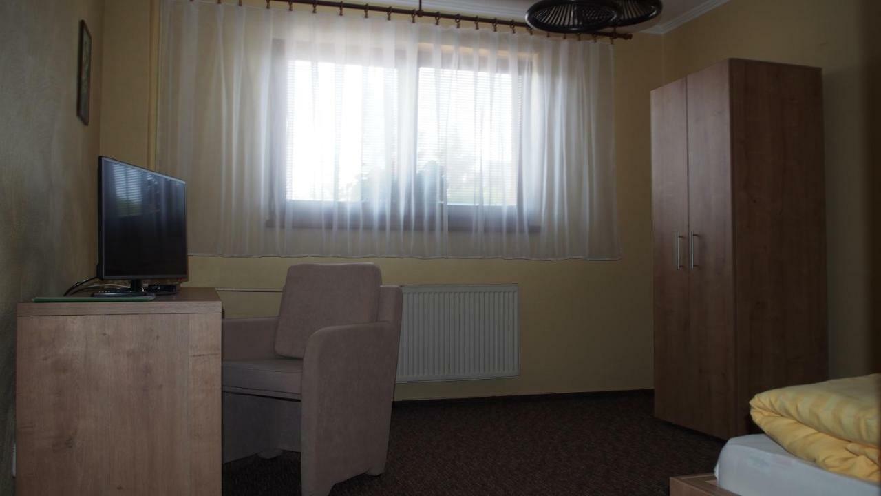 Hotel Slnecny Dvor Michalovce Luaran gambar