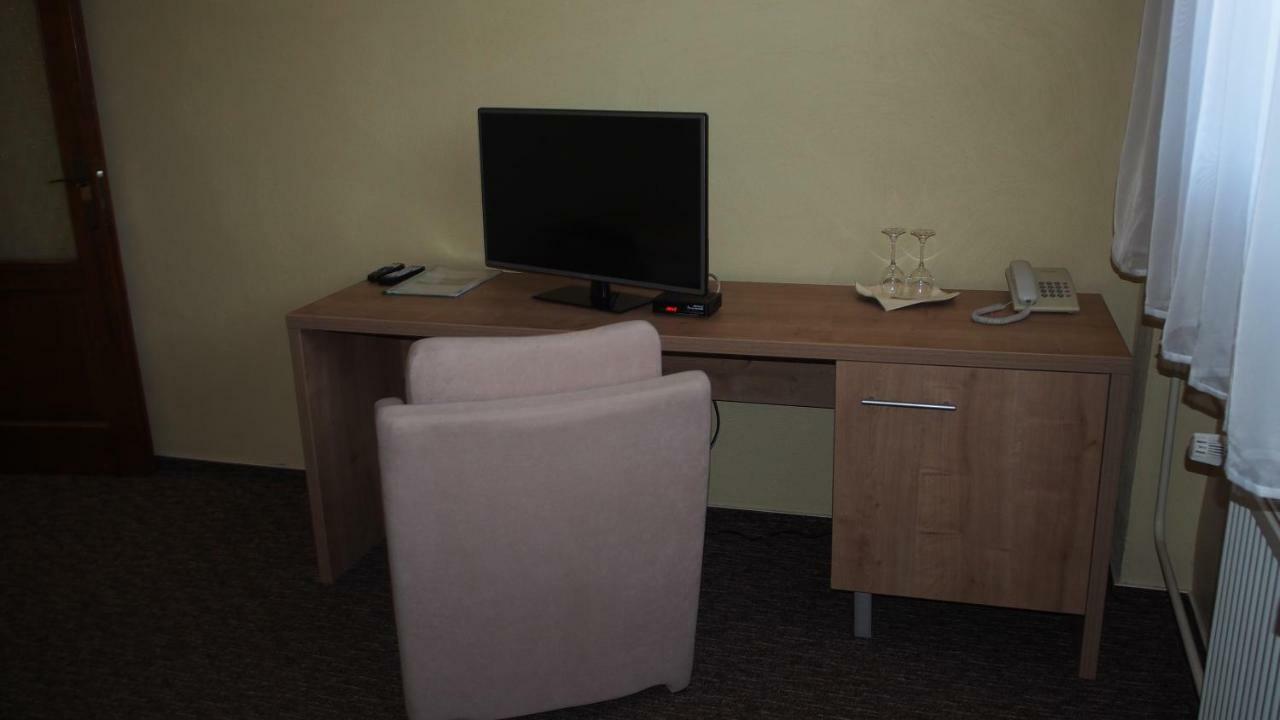 Hotel Slnecny Dvor Michalovce Luaran gambar