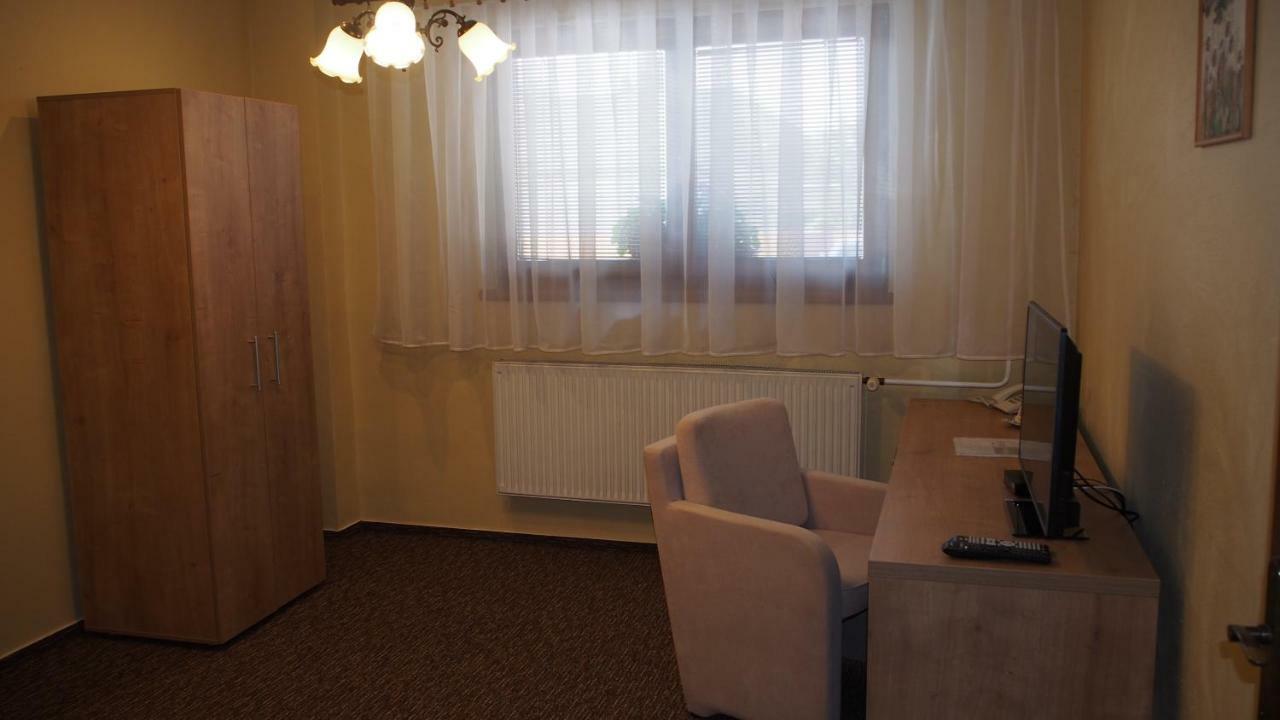 Hotel Slnecny Dvor Michalovce Luaran gambar